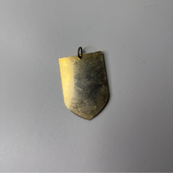 Medieval Times Crest Pendant Dinner & Tournament Keychain Enamel Gloss Gold VTG - Picture 4 of 15